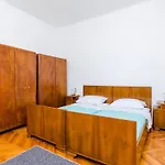 דירה Lucy - Two Bedroom With Terrace And View Gustin *