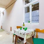 Lucy - Two Bedroom With Terrace And View Gustin דירה