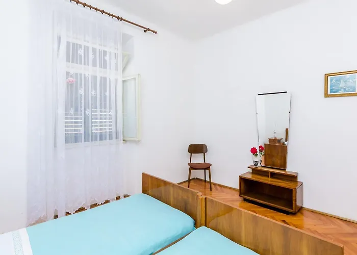Lucy - Two Bedroom With Terrace And View Gustin Apartament
