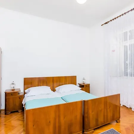 Lucy - Two Bedroom With Terrace And View Gustin