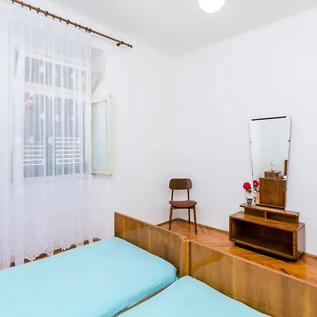 Lucy - Two Bedroom With Terrace And View Gustin Апартаменты
