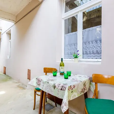 Lucy - Two Bedroom With Terrace And View Gustin Apartment