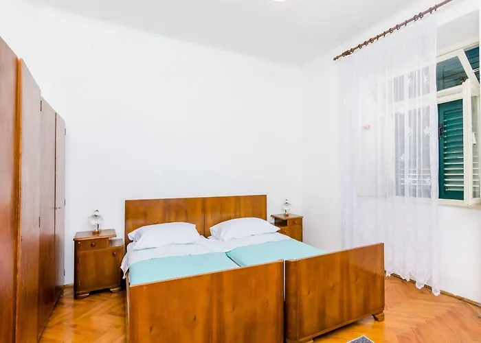 Lucy - Two Bedroom With Terrace And View Gustin