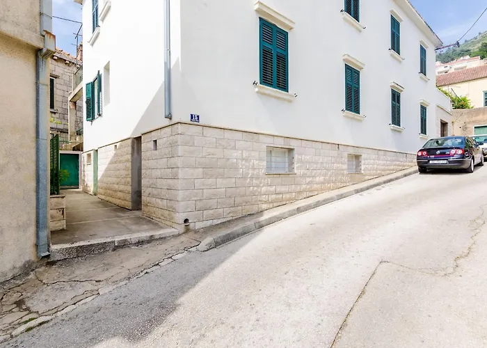 شقة Lucy - Two Bedroom With Terrace And View Gustin