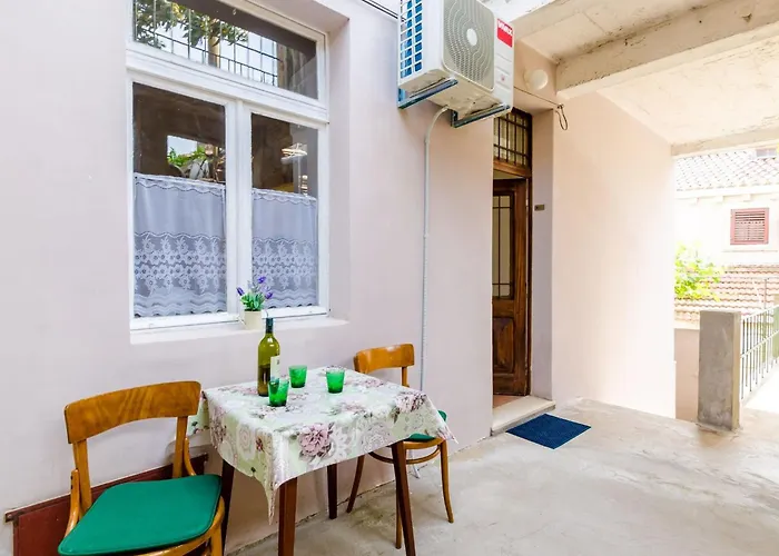 Lucy - Two Bedroom With Terrace And View Gustin *