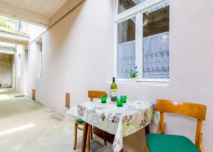 Lucy - Two Bedroom With Terrace And View Gustin شقة