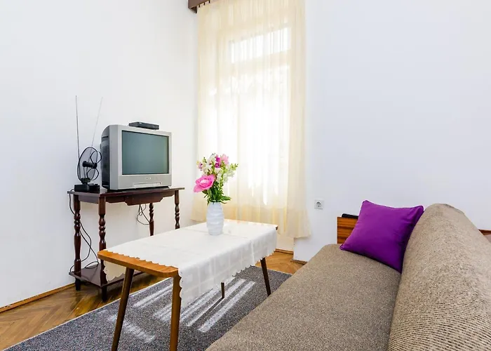 شقة Lucy - Two Bedroom With Terrace And View Gustin